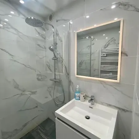 Superbe 2p Proche Plages - Piscine Apartment